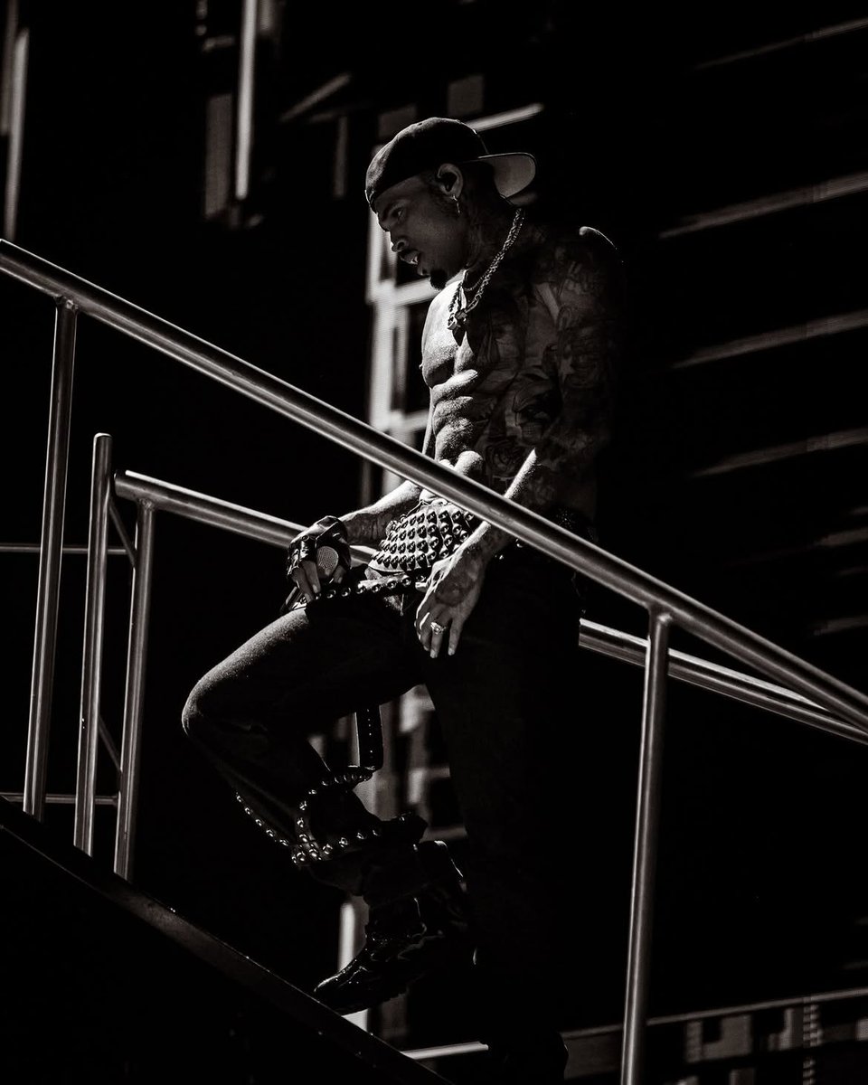 hwloiza's tweet photo. Chris really put the abs out for this tour 😩 https://t.co/O7koDYGwsU