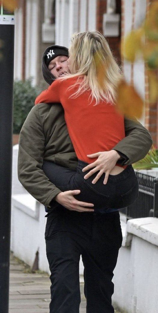 diya0481's tweet photo. Remember when Vanessa Kirby was 5 years into relationship, down bad and barefoot on the streets of London, just to meet her ex Callum Turner https://t.co/5PJ0ckkpKC
