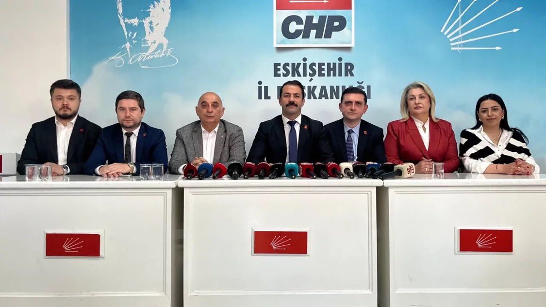 AvAnilYuksel's tweet photo. Sarayın atadığı MYK’nın aldığı karar ile Tepebaşı İlçe Başkanımız Tevfik Yıldırım ve Odunpazarı İlçe Başkanımız Rahmi Çinar’ın görevden alınmasını tanımıyoruz.

Rövanşist ve tasfiyeci anlayışla alınan karar örgütümüz nezdinde yok hükmündedir!

@yldrm_tevfik 
@chprahmicinar https://t.co/uywZDQR9em