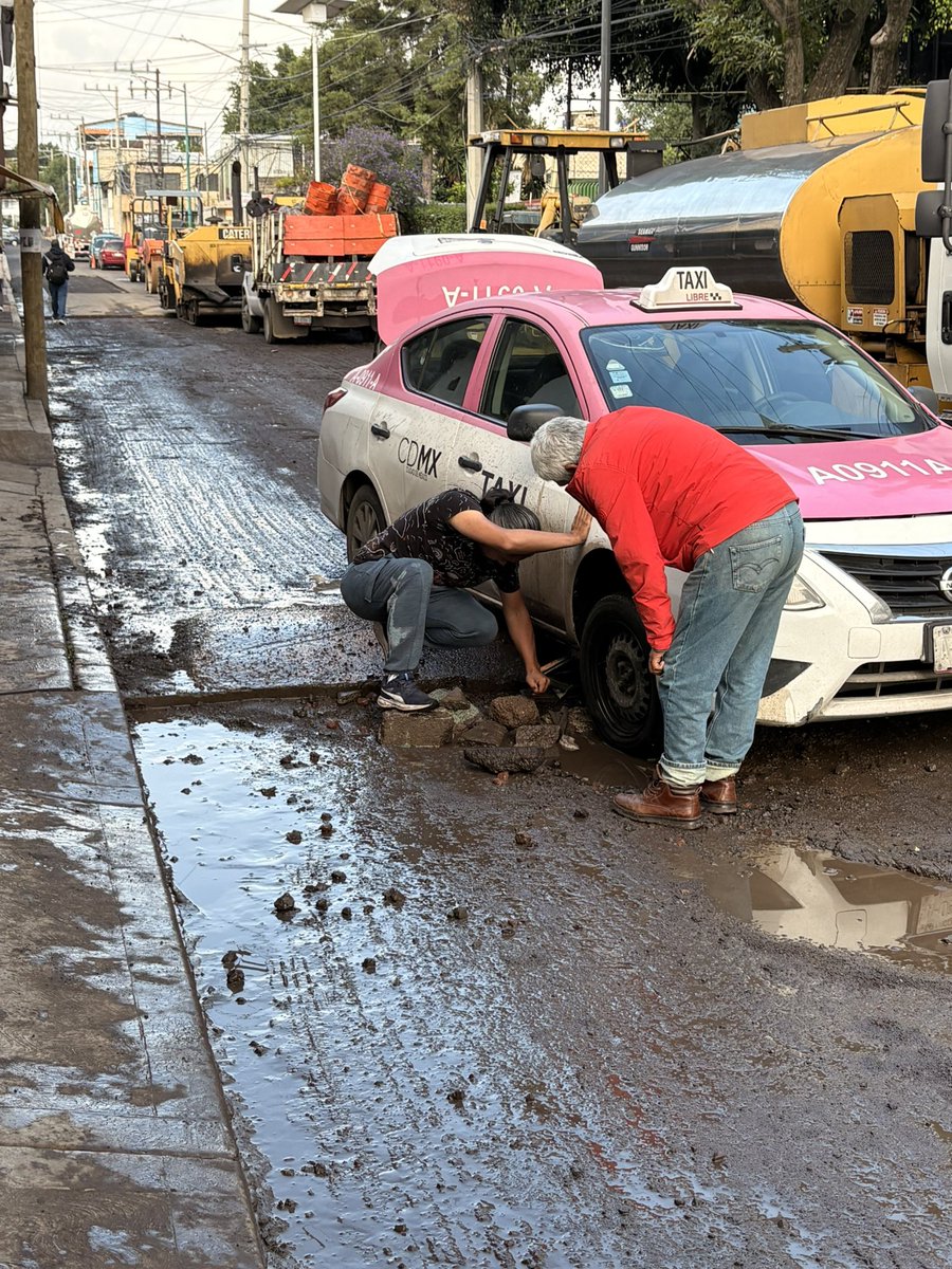 frankjr75's tweet photo. Pueden mandar una unidad para cerrar la calle por favor @OVIALCDMX @UCS_GCDMX  @Ssp_transitodf 
Cada carro que pasa se queda atascado en el tope por favor que su personal termine las obras para que podamos transitar @TlahuacRenace @SOBSECDMX https://t.co/vzZ4dZZGIs
