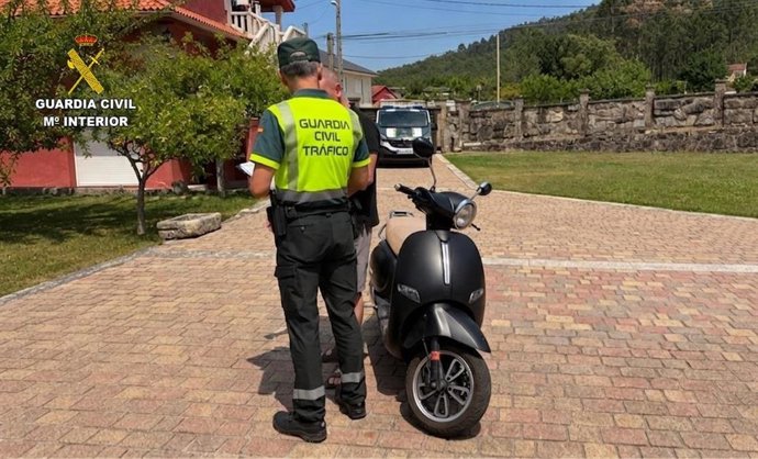 EPGalicia's tweet photo. Interceptado en Gondomar (Pontevedra) un menor de 10 años conduciendo una motocicleta, con su padre de acompañante https://t.co/LuTXrKTMNE