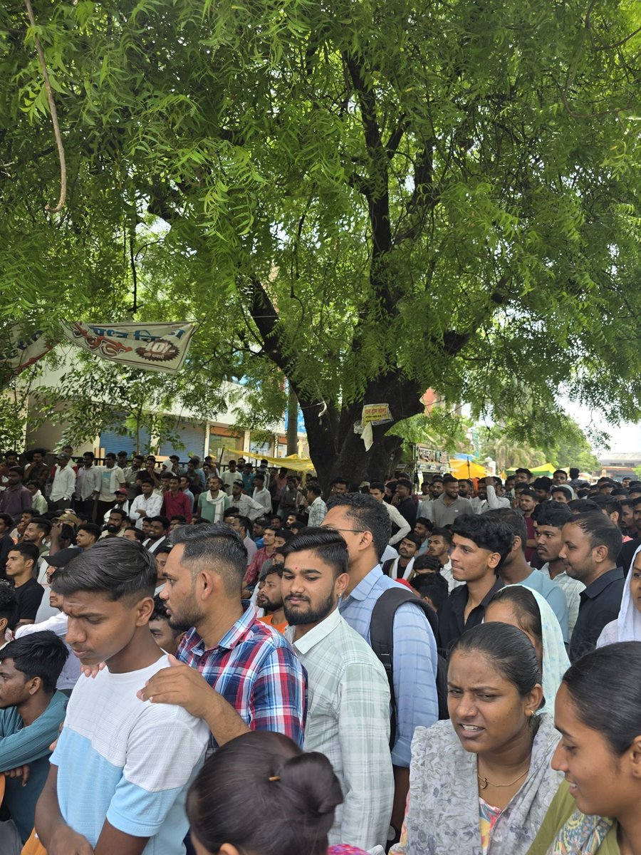 degree_holders's tweet photo. @mpsc_office ऑफलाईन बाबत आज चंद्रपूर येथे उमेदवारांनी आंदोलन करून विरोध नोंदवला. लोकसेवा आयोगाने नक्की ठरवले आहे तरी काय? आ��ली स्थापना परीक्षा घेण्यासाठी झाली आहे बेरोजगार उमेदवारांना आंदोलन करण्यास भाग पाडण्यासाठी नाही.
@bhimanwar https://t.co/CFfLdhWiOU
