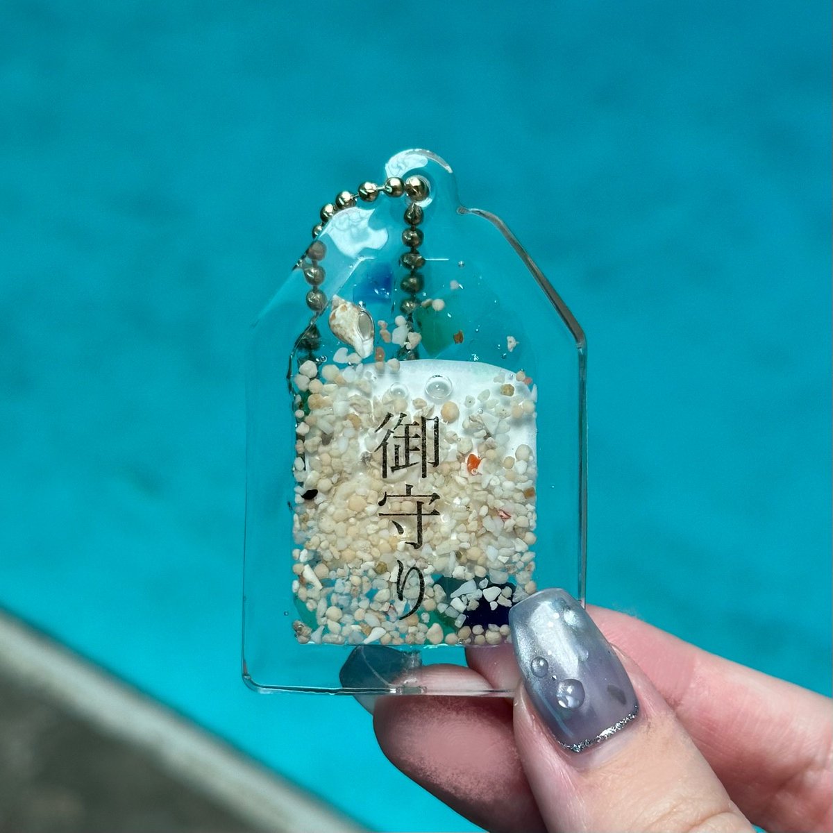 michillno's tweet photo. 「御守り」の文字も入れられたので裏面に入れてお守り仕様に🦭✨
砂をもう少し入れれば良かった…！といった反省点はありつつも、初めてにしては納得のいく出来になりました👌
選べる飼育員さん撮影の㊙️写真もたくさんあったので行かれた際はぜひ作ってみてください！ https://t.co/3Q6pR3JWZF