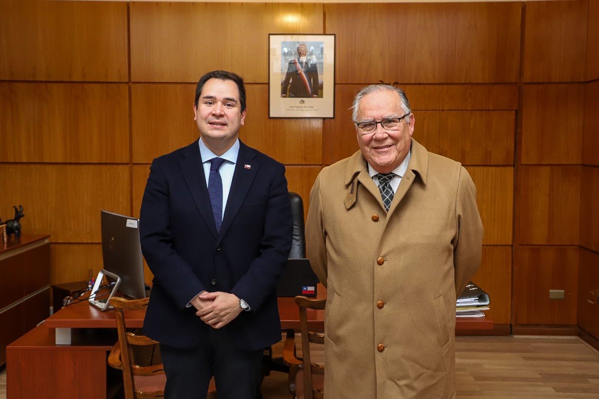 MinagriCL's tweet photo. En el marco de la conmemoración del Día Mundial del Desarrollo Rural, el ministro de Agricultura, Jaime Campos, encabezó una sesión del Gabinete Regional del Agro.

🤝 La instancia reunió al Delegado Presidencial Regional, Diego Sepúlveda, directores regionales de servicios del Minagri y representantes de la FAO para fortalecer la coordinación del sector y avanzar en desafíos clave como la seguridad alimentaria, la adaptación al cambio climático, la reducción de la pobreza rural y la disminución de las desigualdades territoriales.