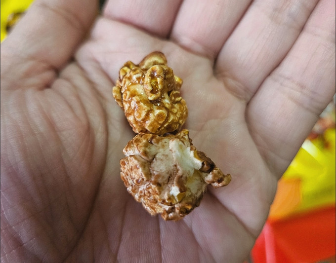 demon33070469's tweet photo. Sharing my weekend snack haul with you all!  Chewy caramel popcorn + crispy rice crackers = the perfect midday pick-me-up. Tag a friend who needs these in their life! https://t.co/ZhfkS3wkSj