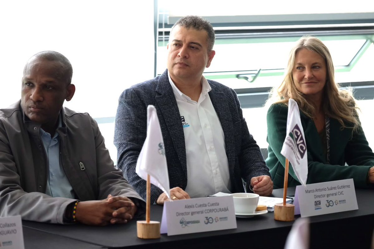 SoyMASambiental's tweet photo. Los retos ambientales de Colombia se enfrentan con diálogo, articulación y trabajo conjunto.

En el encuentro con el ministro de Ambiente, @fabio_arjona, y los directores de las CAR, reafirmamos nuestro compromiso de fortalecer las capacidades de las autoridades ambientales regionales y avanzar de manera coordinada en la protección de nuestros territorios.

La preparación frente al próximo Fenómeno de El Niño será una de nuestras prioridades. Desde la @CvcAmbiental seguiremos trabajando por el bienestar de las comunidades y la conservación de nuestros ecosistemas. 

#SeVeCVC #MásCercaDeLaGente