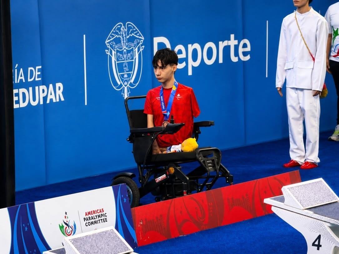 delpynews's tweet photo. ▶️ ¡HISTÓRICA MEDALLA PARA PARAGUAY! |🥉🇵🇾

🏊 El atleta Mauricio Cobo Aquino conquistó la medalla de bronce en los 50 metros mariposa de los Juegos Parasuramericanos Valledupar 2026.

👏 Es la primera medalla del Comité Paralímpico Paraguayo en esta competencia y el primer podio de su historia en un evento multideportivo. 

¡Orgullo nacional! 🇵🇾❤️

Vía: ABC Deportes.