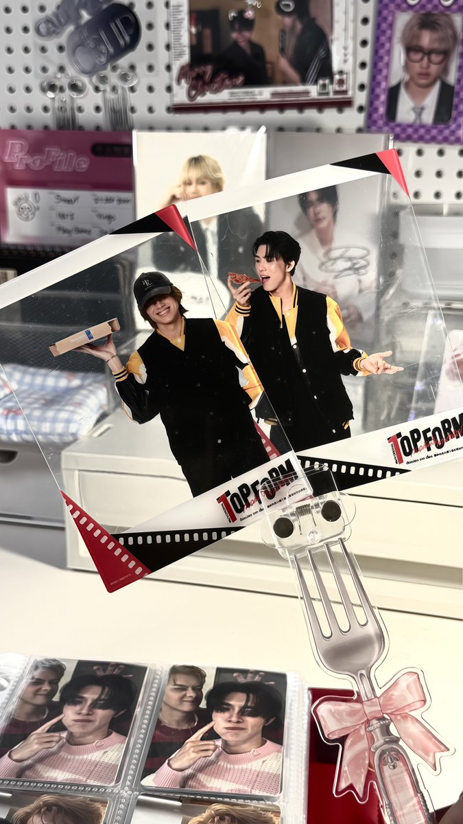 xxl39931743993's tweet photo. I also miss topform.This is my favorite card from TopForm series. It’s a photo of two lovely people posing with pizza.🥹🥹🫳🏻🫳🏻
@smart_csnp @bxxm_rvw 
#TopFormTheSeries 
#smartboom https://t.co/LsO2T5pxtF