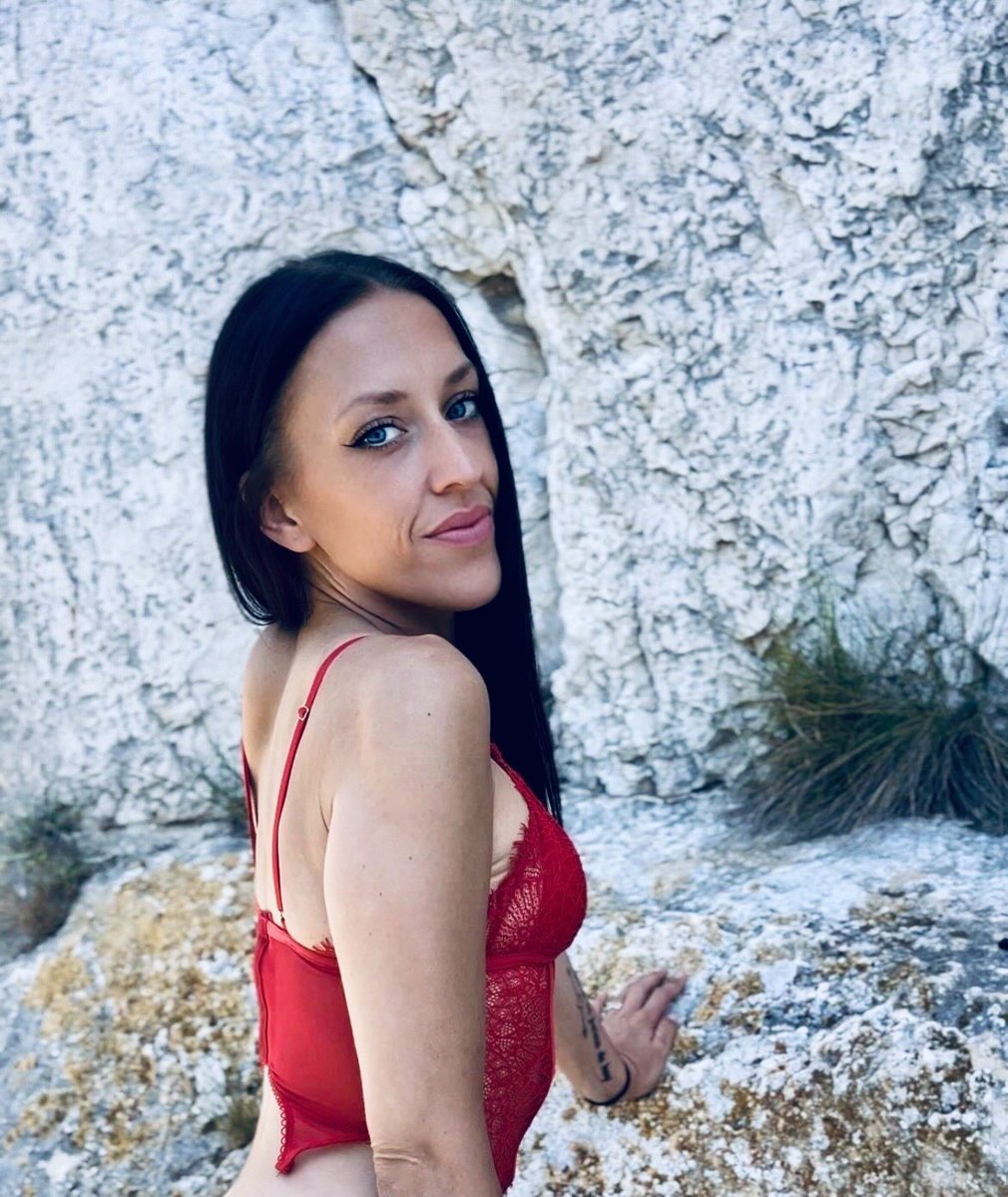 JacquieMichelX's tweet photo. Encore une nouvelle chez J&amp;M !  

Louna rejoint @DelucaBastien pour sa grande première 😍 

➡️ Rendez-vous sur la Jacquie &amp; Michel TV. https://t.co/5oaMGiKGvG