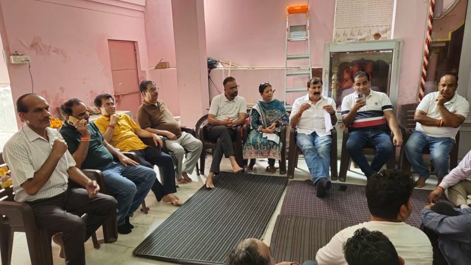 ArvindGuptaJK's tweet photo. 📍 Vasant Vihar, Ward No. 40 | Jammu West
Reviewed ongoing and upcoming development works with JMC XEN and JE. Directed officials to ensure timely, quality, and transparent execution of all civic works for better public amenities.
#JammuWest #Ward40 #Development #VasantVihar https://t.co/tBpOherpnT