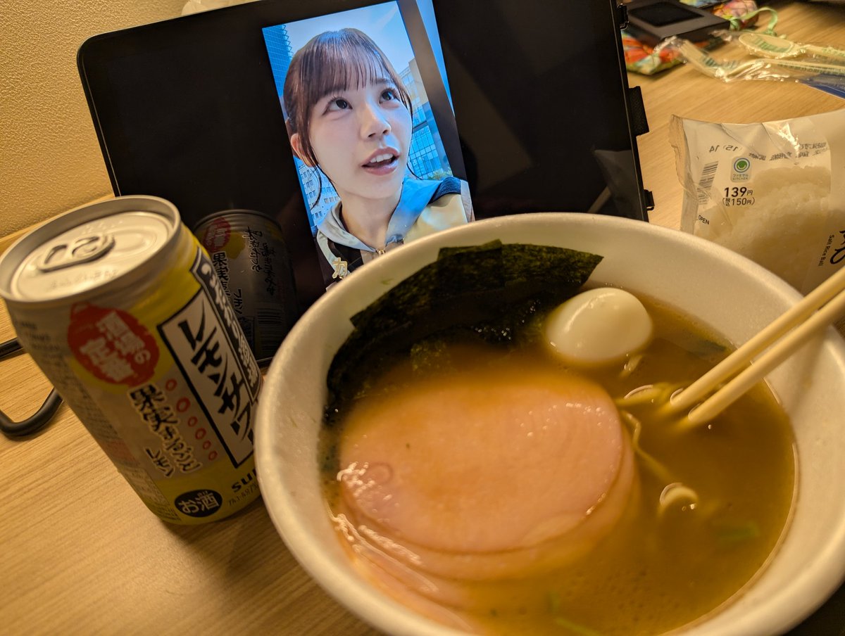 469D's tweet photo. さっきライブ前に焼きとん食ろうたんで、
改造カップ麺で https://t.co/aOC1sb2hJL