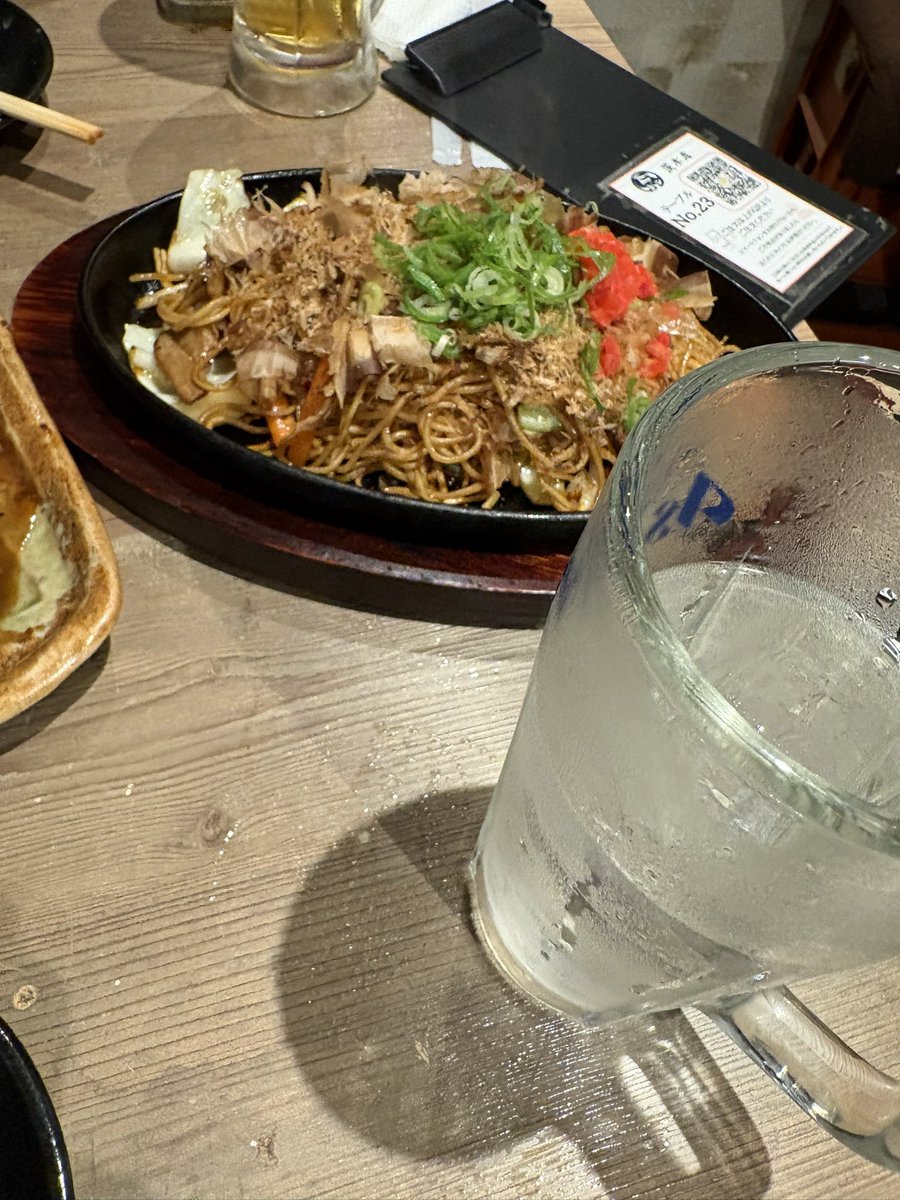 piccalillisoft's tweet photo. 暑い日はビールとレモンサワーと焼きそばが美味い😋 https://t.co/qjNGQAVodb