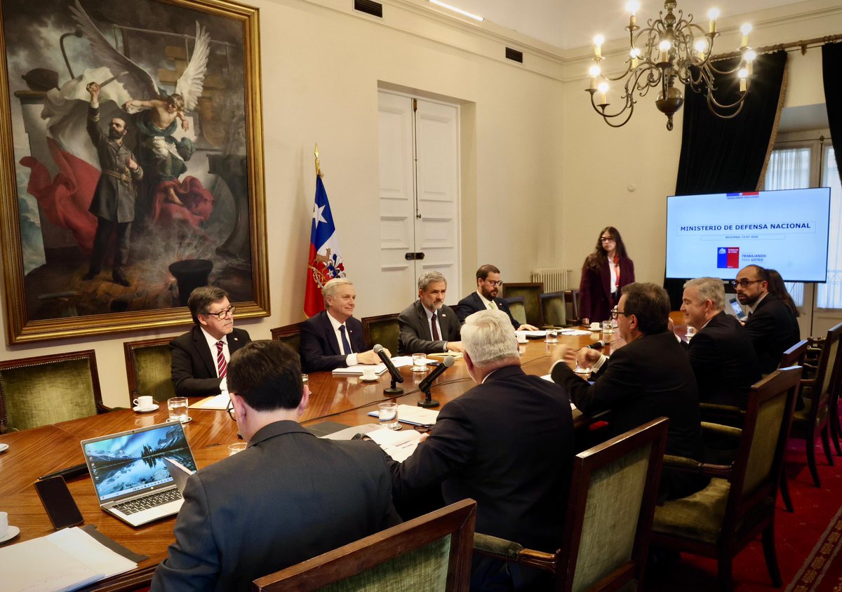 SubseDefensa's tweet photo. El subsecretario Álvarez, acompañó al ministro Barros en una reunión con el Pdte. Kast para abordar temas de Defensa, despliegues de las FF.AA., proyección de Chile en la Antártica y la preparación antes el sistema frontal que afectará a la zona centro-sur del país. https://t.co/oqOP5bgom1