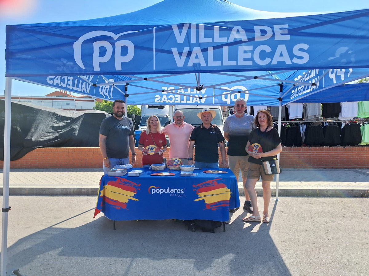 PPVillaVallecas's tweet photo. Un dia mas hemos estado en la calle concretamente en el mercadillo de Villa de Vallecas para informar a los vecinos de los equipamientos que han realizado el Ayuntamiento y la Comunidad de Madrid.
#AlmeidaCumple #AyusoCumple
#100Equipamientos https://t.co/ZPuN8psefG