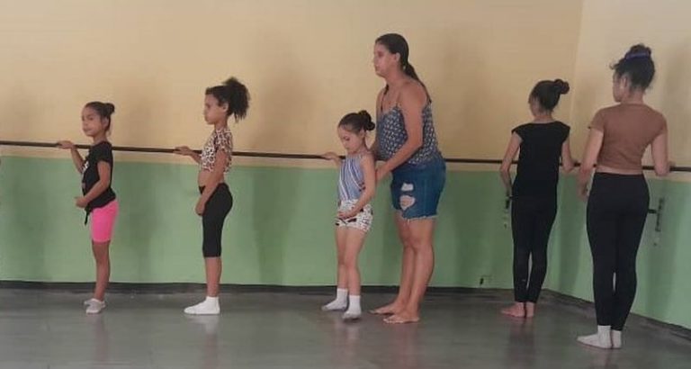 escambraycu's tweet photo. Verano de aprendizajes

La Escuela de Arte Ernesto Lecuona, única institución educativa perteneciente a la Enseñanza Artística en #SanctiSpíritusEnMarcha , sumó a estudiantes de diferentes niveles y especialidades para impartir los talleres

https://t.co/dwCoGEyQuG https://t.co/UCvIMXhpOO