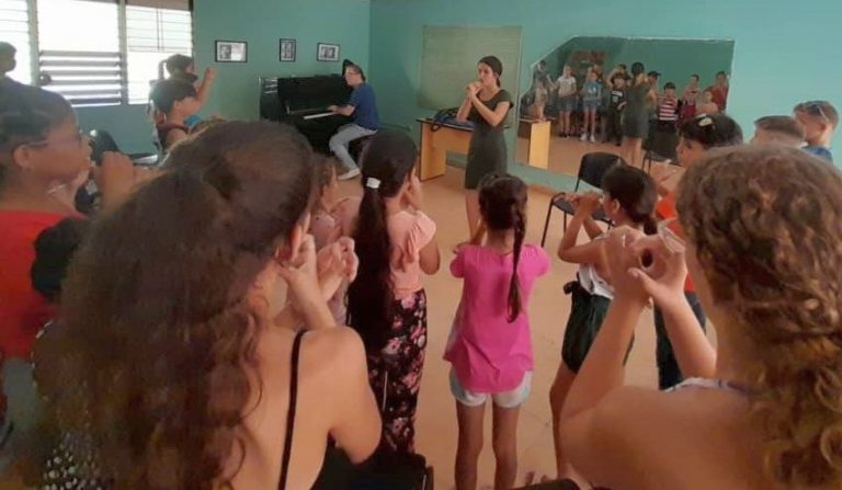 escambraycu's tweet photo. Verano de aprendizajes

La Escuela de Arte Ernesto Lecuona, única institución educativa perteneciente a la Enseñanza Artística en #SanctiSpíritusEnMarcha , sumó a estudiantes de diferentes niveles y especialidades para impartir los talleres

https://t.co/dwCoGEyQuG https://t.co/UCvIMXhpOO