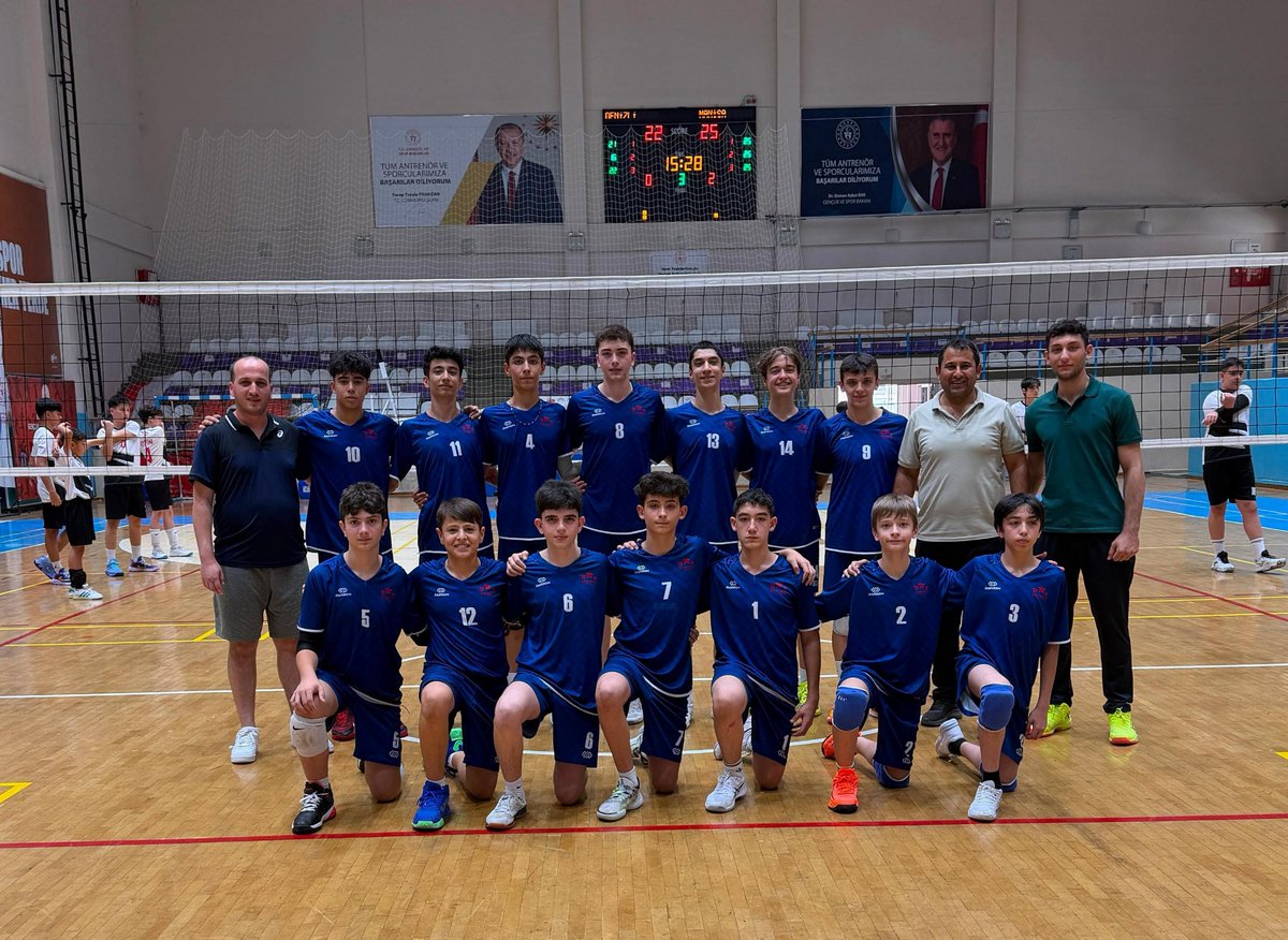GSB_Manisa's tweet photo. Afyonkarahisar’da düzenlenen Anadolu Yıldızlar Ligi Erkekler Voleybol 1. Etap Grup Müsabakalarında mücadele eden Manisa İl Karması Erkek Voleybol Takımımız, grubunu lider tamamlayarak Türkiye Yarı Finalleri’ne yükseldi.
Sporcularımızı ve antrenörlerimizi tebrik ediyor, yarı finallerde başarılar diliyoruz. 👏
