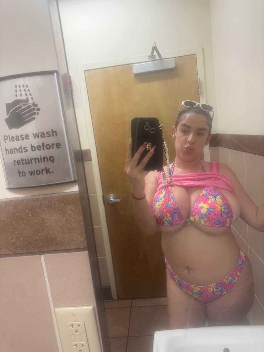 lizzyy tweet media