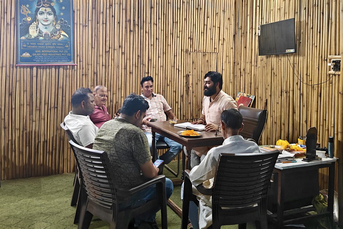 VivekPremi's tweet photo. आज शामली नगर के भगवान विश्वकर्मा शक्तिकेन्द्र पर भाजयुमो के नगर अध्यक्ष श्री नितिन गोयल जी, भारतीय जनता पार्टी के नगर उपाध्यक्ष व शक्ति केंद्र प्रभारी श्री प्रम��द गर्ग जी, बूथ संख्या 62 के अध्यक्ष श्री हनी बंसल जी, बूथ संख्या 66 के अध्यक्ष श्री घनश्याम नामदेव जी व बूथ संख्या 66 के अध्यक्ष श्री सुनील उपाध्यक्ष जी के साथ बैठक कर भारतीय जनता पार्टी द्वारा चलाए जा रहे डिजिटल लर्निंग अभियान के बूथ स्तर तक क्रियान्वन की योजना बनाई।

@BJP4India @BJP4UP

#ShamliKaVivek #DigitalLearning