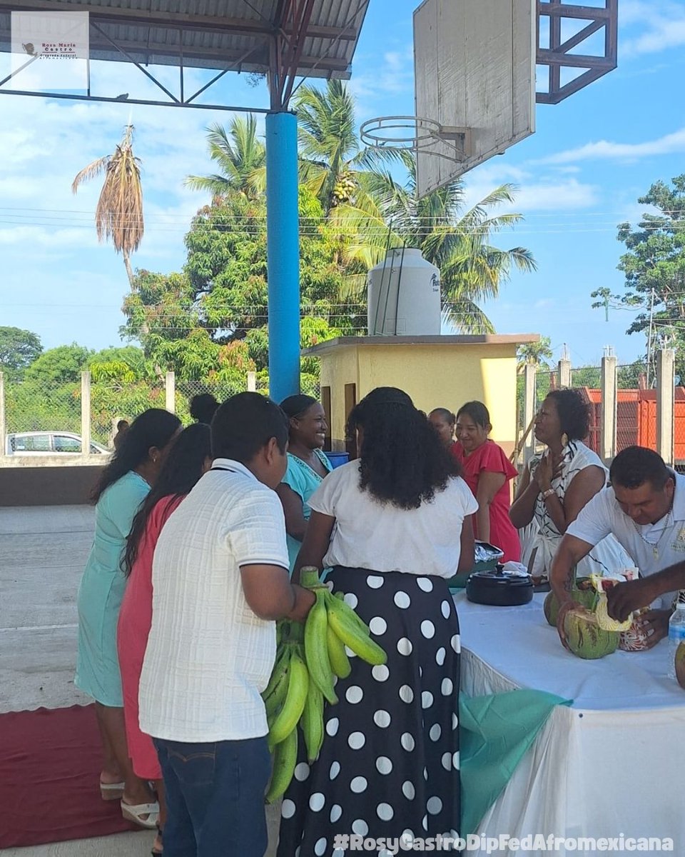 rosycastroafro's tweet photo. Fue un honor ser madrina de la generación 2020-2026 de la Primaria Agustín Melgar, en Coyuche, Jamiltepec. Gracias por su cariño y por mantener vivas las tradiciones de nuestros pueblos afromexicanos.

#RosyCastroDipFedAfromexicana #Coyuche #Jamiltepec https://t.co/45SW5uRzlw