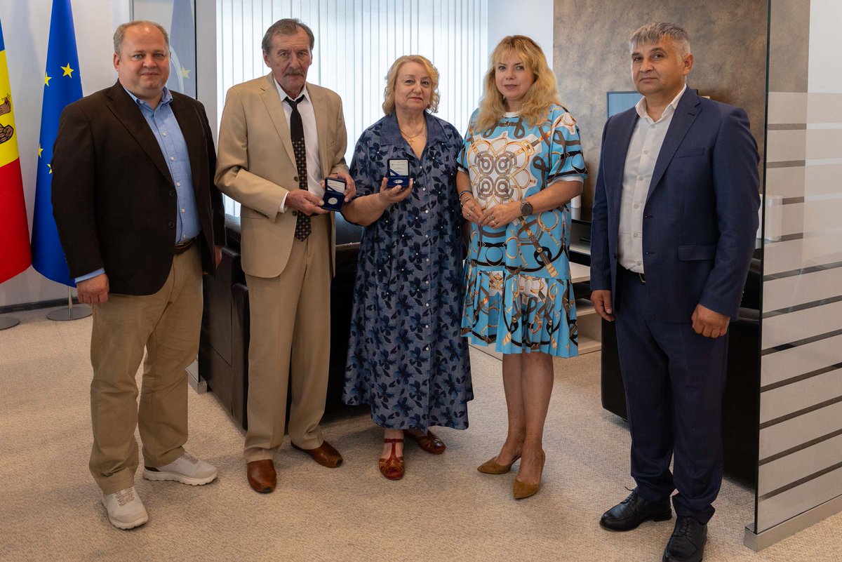 BNM_oficial's tweet photo. 🔷 NBM Governor @dragu_anca presents the commemorative coin dedicated to internationally renowned scientist Sergiu Rădăuțanu to the Rădăuțanu family
Details: https://t.co/76UzD0CwEZ https://t.co/FUNaqxLvyy