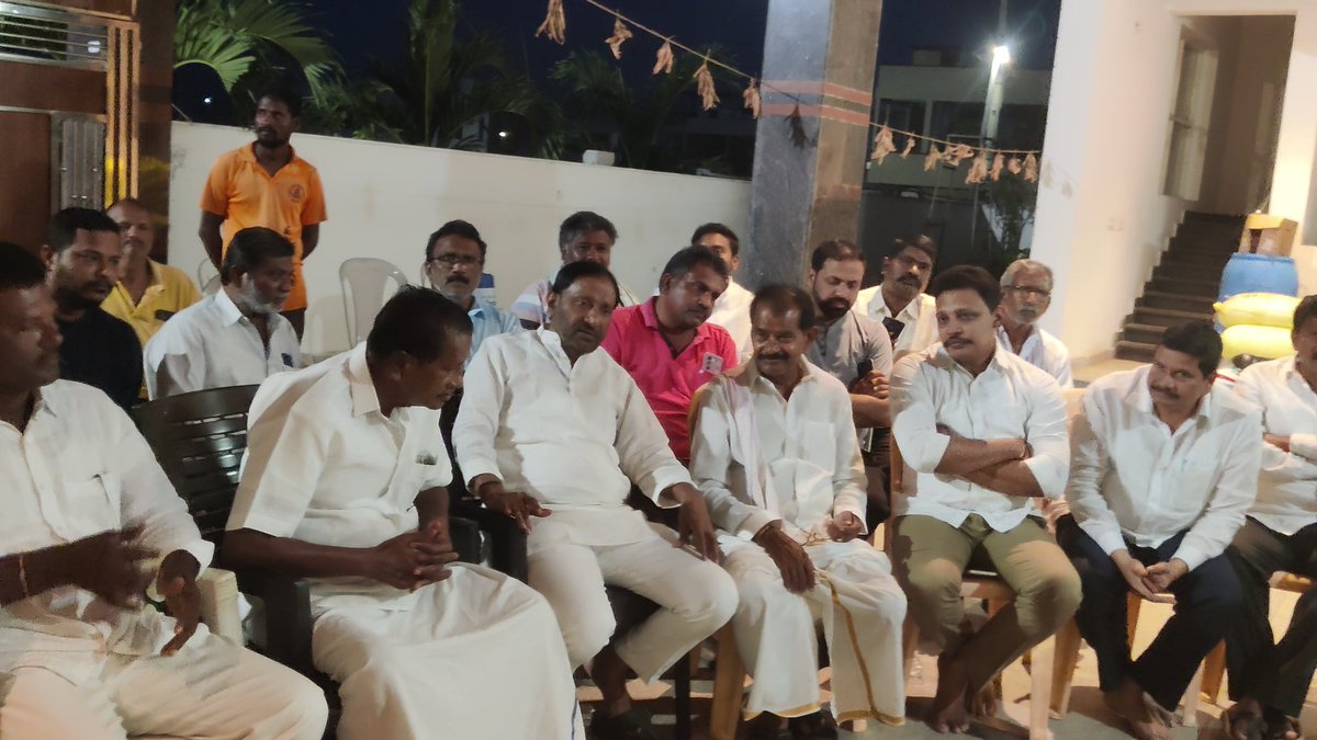 BagathNomula's tweet photo. హాలియా పట్టణం కాంగ్రెస్ పార్టీ నాయకులు మలిగిరెడ్డి లింగారెడ్డి గారి అత్తగారైనా యెల్లూరి జానకమ్మ గారు అనారోగ్యం కారణంగా మరణించడం వలన వారి నివాసానికి వెళ్లి ఎమ్మెల్సీ కోటి రెడ్డి గారితో కలిసి వారి పార్థివ దేహానికి నివాళులర్పించడం జరిగింది. https://t.co/nt2HGSd4gM