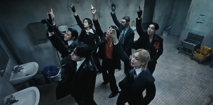 detailsofsvn's tweet photo. BTS in the bathroom https://t.co/tFcJSyYCak