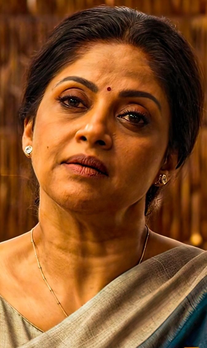 Kaama_Kadavul3's tweet photo. Mom Son Story 🥵

PART - 1

என்னுடைய லேப்டாப்பில் அம்மா மகன் காம கதைகளை படித்து கொண்டு இருந்தேன். அப்போது என் நண்பன் கால் பண்ணினான், நான் போனை எடுத்துகொண்டு மாடிக்கு சென்றேன். ஆனால் அந்த இரவு தான் என் வாழ்க்கையை மாற்றிய இரவு. அந்த நேரம் என் அம்மா என் ரூம்பிற்கு வந்திருக்கிறாள். அப்போது என் லேப்டாப்பில் உள்ள அம்மா மகன் காம கதைகளைபார்த்து அதிர்ச்சி அடைந்தால்.

மேலும் உள்ளே சென்று பார்த்திருக்கிறாள் உள்ளே அம்மா மகன் செக்ஸ் படங்கள் இருப்பதை கண்டு அதிர்ச்சி அடைந்தாள். அதிலும் உச்சம் என்னவென்றால் உள்ளே அம்மா என்ற போல்டரின் உள் என் அம்மாவின் போட்டாக்கள் இருப்பதை கண்டு கோபத்தின் உச்சத்திற்கே சென்றாள்.

நான் போன் பேசி முடித்து விட்டு கீழ் இறங்கி வந்து பார்த்தேன் அம்மா நின்று கொண்டு இருந்தால் என் லேப்டாப் முன்னே. அவள் கண்கள் சிறிது கலங்கி இருந்தது கோபத்தின் உச்சத்தில் இருப்பதை உணர்ந்தேன். எனக்கு பயத்தில் கால்கள் நடுங்கியது. அம்மா பளார் என என் கண்ணத்தில் அறைந்தாள்.

அம்மா: என்னடா பண்ணி வச்சிருக்க நாயே. சீ இவ்ளோ கேவலமானவன இருப்பேனு நினைக்கல. தூ என என் மு��்சில் துப்பினாள்.

நான்: சாரிமா தெரியாம என பிதற்றினேன்.

அம்மா: சீ வாய மூடு.என் வயித்துலயா நீ பொறந்த. அப்போ இவ்ளோ நாலும் தப்பான எண்ணத்துலதான் என்ட பழகிருக்க. எப்டிடா பெத்த அம்மாவ இப்படி நினைக்க தோனுது?

நான்: சாரிம்மா.

அம்மா: என் மூஞ்சிலயே முழிச்சுறாத என கூறி சென்றுவிட்டால்.

அதன் பின் இரண்டு வாரம் நானும் அவளும் பேசவில்லை. நான் என் ரூமிலயே இருந்தேன் அப்படியே போனது...

அம்மா மனதிற்குள்: அவனை ��ப்படியே விட்டு விட கூடாது. நான் பெத்த பிள்ளை வயது கோளாறால் தப்பு செய்துவிட்டான். அவனை திருத்தி நல்ல வழி படுத்த வேண்டும் என விரும்பினாள். அன்று இரவு என் அறைக்கு வந்தால். நான் கட்டிலில் உட்காந்திருந்தேன். அவளை பார்த்ததும் தலையை குனிந்து கொண்டேன். என் அருகில் வந்து அமர்ந்தாள். சிவப்பு நிற புடவை, கருப்பு ஜாக்கெட், வெள்ளை ப்ரா அனிந்து, கொண்டை போட்டு செக்ஸியாக இருந்தாள்.

அம்மா: சாப்ட��யா டா?

நான்: ம்ம்.

அம்மா: என் தலையில் கை வைத்து தடவிக் கொண்டே. சரி ரொம்ப சங்கட படாத வயசு கோளாறுல நெட்ல கண்டத பாத்து இப்டி பண்ணிட்ட . இனிமேல் இப்டி பண்ணாத.

நான்: மௌனம்.

அம்மா: நல்ல வேலைக்கு போ. நாங்களே உனக்கு நல்ல பொண்ணா பாத்து கட்டி வைக்கிறோம்.

நான்: மௌனம்

அம்மா: சரி ஏன்டா இப்படி பண்ணுன. என்ன அறியாமலே உன் உணர்ச்சிய தூண்டுறமாதிரி ஏதும் நடந்துகிட்டேனா?

நான்: இல்லமா.

அம்மா: அப்பறம் ஏ��்டா?

நான்: உன் உடம்ப பார்த்தாதான் என இழுத்தேன்.

அம்மா: முறைத்தாள்.

நான்: அம்மா..

அம்மா: சொல்லு. (சற்று விரக்தியான குரலில்)

நான்: என்னால் படிப்பில் கவனம் செலுத்த முடியவில்லை. இப்படியே இருந்தால் வாழ்க்கை பாலாகிடும். நீங்க உதவி பண்ணுனா சரி ஆகிடும்.

அம்மா: என்ன உதவி?

நான்: தயங்கியவாறே உங்களுடன் ஒரு முறை செய்தால் அதன் பிறகு அசை தீர்ந்துவிடும். படிக்க தொடங்கி விடுவேன்.

அம்மா: சீ. நீ இன்னும் திருந்தள. நி எப்படியும் போ என எழு���்து செல்ல முயன்றாள்.

நான்: அவள் கையை பிடித்தேன்.

அம்மா: சீ கையை விடுடா நாயே

நான்: ஒரு நிமிசம் இதை பாருங்கள் என என் போனில் எடுத்த ஒரு வீடியோவை அவளிடம் காட்டினேன் அதிர்ந்து போனாள்.

“அதில் என் தங்கச்சி உடை மாற்றும் வீடியோ.

“அம்மா என் கன்னத்தில் ஓங்கி அறைந்தால். எனக்கு சரியான கோபம் வந்து விட்டது.
அவள் கழுத்தை பிடித்து ரூம்பின் மூளை சுவற்றிக்கு தள்ளி சென்று கழுத்தை பிடித்தவாறு ந��ப்பாடினேன்”..

“அம்மா என்னிடம் இருந்து இந்த எதிர்ப்பை எதிர்பார்க்க வில்லை. அம்மா கண்கள் கலங்கியது”���

நான்: ரொம்ப துள்ளுன உன் மகளோட வீடியோ நெட்ல விட்ருவேன்.

அம்மா: பதறிபோனாள். அவள் உன் தங்கச்சிடா என்றாள்.

நான்: அதெல்லாம் எனக்கு தெரியாது. உன்ன அனுபவிக்கனும் இல்லனா உன் மகள் படத்த ஊரே பார்க்கும்.

அம்மா: அப்படியே மூளையில் சரிந்து உட்கார்ந்தால். தன் மகன் இப்படி காம கொடுரனாக மாறிவிட்டானே என நினைத்து கண்ணீர் வழிந்தது.

நான்: அவள் அருகில் உட்கார்ந்தேன். அவள் லாக்கப் கைதி போல இரண்டு க���ல் முட்டுகளையும் இரண்டு கைகளால் அணை குடுத்து தலையை தொங்க போட்டு இருந்தாள்.

நான்: அவள் கைகளை பிடித்தேன். அவள் மெல்ல நிமிர்ந்து பரிதாபமாக என்னை பார்த்தால்.

அம்மா: ப்ளீஸ்டா இதெல்லாம் தப்புட. வெளிய தெருஞ்சா அசிங்கம்

நான்: வெளிய தெரிஞ்சா தான?

அம்மா: நாம் எவ்வளவு கெஞ்சினாலும் இவன் விடபோவது இல்லை என புரிந்து கொண்டாள்.
தள்ளிவிட்டு ஓடி விடலாம் என்றாளும் தன் மகளின் படத்தை நெட்டில் வ��ட்டு விடுவான். (தான் வசமாக சிக்கி கொண்டதை நினைத்து கண் கலங்கினாள்)

நான்: ஒரே ஒருதடவ மட்டும்மா.

அம்மா: நீ நான் பெத்த புள்ளடா உன்குட என்னால படுக்க ��ுடியாதுடா. நினச்சாலே உடம்பு கூசுதுடா.