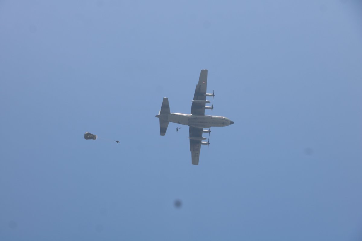 Jatosint's tweet photo. Yesterday we spent the day at the 800th Education Wing at Sulaiman AFB in West Java to see up close how the Indonesian Air Force #TNIAU trains its Rapid Reaction/SF Command #PASGAT personnel
We got to experience many things, including a static-line jump, a CQB demonstration, wind tunnel, MANPADS and Ground Forward Air Controller simulators, and parachute packing
Huge thanks to @_TNIAU @korpasgattniau for the opportunity and hospitality! 😎💪