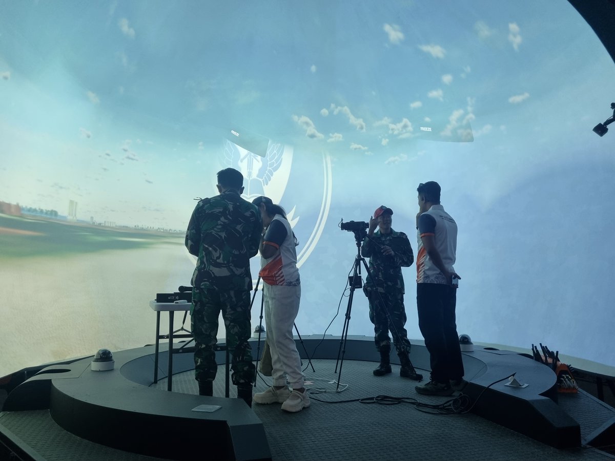 Jatosint's tweet photo. Yesterday we spent the day at the 800th Education Wing at Sulaiman AFB in West Java to see up close how the Indonesian Air Force #TNIAU trains its Rapid Reaction/SF Command #PASGAT personnel
We got to experience many things, including a static-line jump, a CQB demonstration, wind tunnel, MANPADS and Ground Forward Air Controller simulators, and parachute packing
Huge thanks to @_TNIAU @korpasgattniau for the opportunity and hospitality! 😎💪