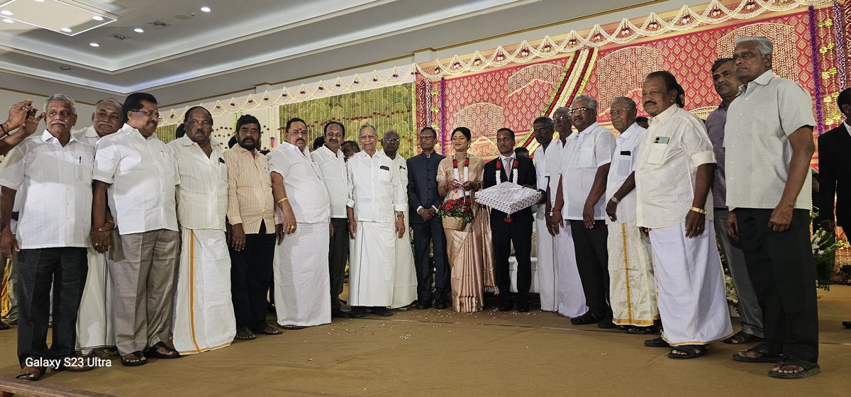 ssvijk's tweet photo. #திருமண_வரவேற்பு_விழா

நேற்று மாலை (13/07/2026) #சென்னை #திருவான்மையூரில் உள்ள  #ஸ்ரீ_ராமச்சந்திரா_கன்வென்ஷன் ஹாலில் ,#தமிழக_காவல்துறை_முன்னாள்தலைவர் (DGP) #உயர்திரு_டிகே_ராஜேந்திரன்_ஐபிஎஸ் அவர்கள் அன்பு மகள் திருமண வரவேற்பு விழா மிகவும் சிறப்பாக நடைபெற்றது. அதில் ஏராளமான பார்க்கவகுல பெரும் தொழிலதிபர்களும், ஏராளமான சங்க பொறுப்பாளர்களும், அரசியல் கட்சி பிரமுகர்களும், மற்றும் அரசாங்க காவல் துறை மற்றும் இதர துறை உயர் அதிகாரிகளும், ஏராளமான உறவினர்களும் நண்பர்களும் கலந்து கொண்டு மணமக்களை வாழ்த்தினார்கள். 

வாழ்த்துக்களுடன் 
 
எஸ் எஸ் வெங்கடேசன்
Sundaramm Foundations 
Sundaramm Homes