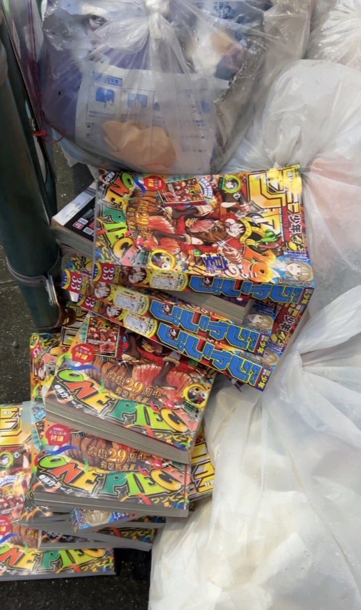 AnimetrendsLA's tweet photo. Los revendedores en Japón están arrojando las revistas Weekly Shonen Jump a la calle, después de sacarles la carta de One Piece. 😭

CONTEXTO: Esta edición de la revista traía una carta coleccionable. La especulación y reventa se salió de control. https://t.co/eap8jstHeY