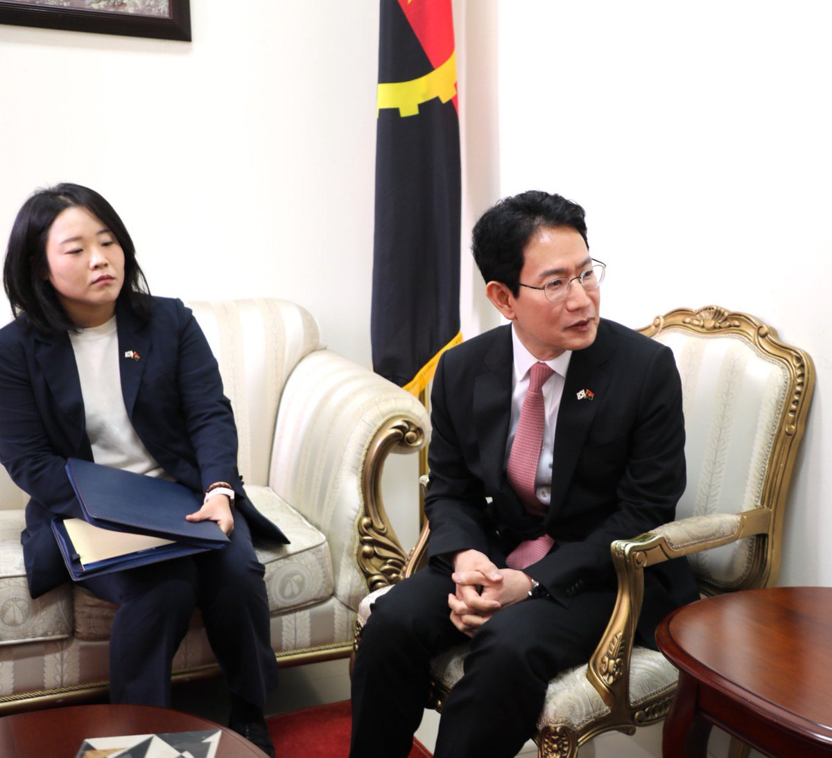 angola_Mirex's tweet photo. Son Excellence l'Ambassadeur Osvaldo dos Santos Varela, Secrétaire d'État à l'Administration, aux Finances et au Patrimoine du Ministère des Affaires étrangères, a reçu, le mardi 14 juillet au matin, à Luanda, les Lettres d'honneur de Son Excellence

Byong-jo Kang, https://t.co/3GiysR6JgW