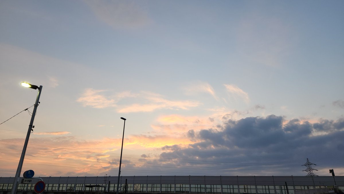 azure_glory's tweet photo. 朝から蝉が鳴いていて、夏のはじまりに生まれたんだなぁと思いを馳せた

一年前はまだ何もハマっていなくて、
暑さと毎日どう闘うか、花に涼を求め夕景ばかり写真に撮って過ごしていた

←2026.7.14  19:04

→2025.7.14  19:30 https://t.co/UUqRLizxDU