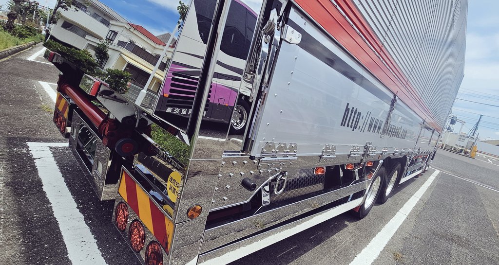 sanuki4946's tweet photo. 最近はツアトラ巡りにハマってる😁

看板車より こっち派です🤣

#ツアートラック
#ツアトラ
#LIBERTYWALK 
#カヤノ物流 https://t.co/SLmHaFjlzm