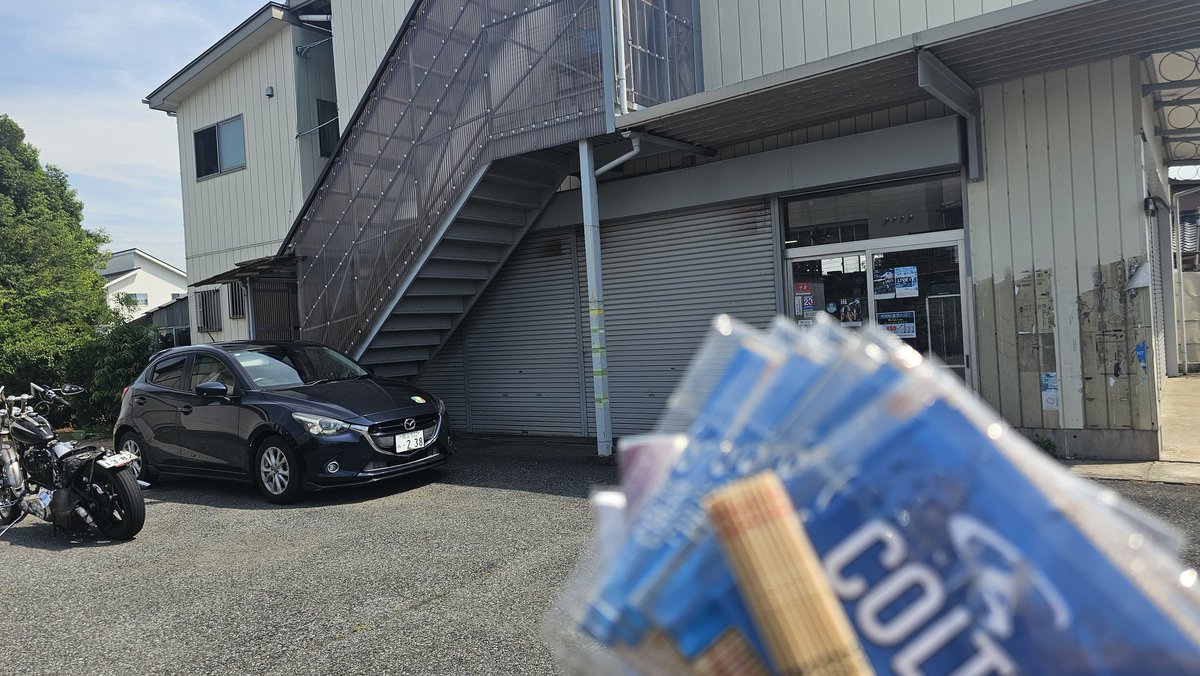 Northern_1970's tweet photo. 聖地から約20分のお店。
看板が外され諦めていたけれど、営業を確認したのが数年前。

その後 自販機も撤去され…。

ネットショップや聖地に相談しても無くて諦めていた商品が。

RAWやOCBよりも巻きやすくて小さい最後の6枚!
伝説の店 ! https://t.co/8oozGjPmss