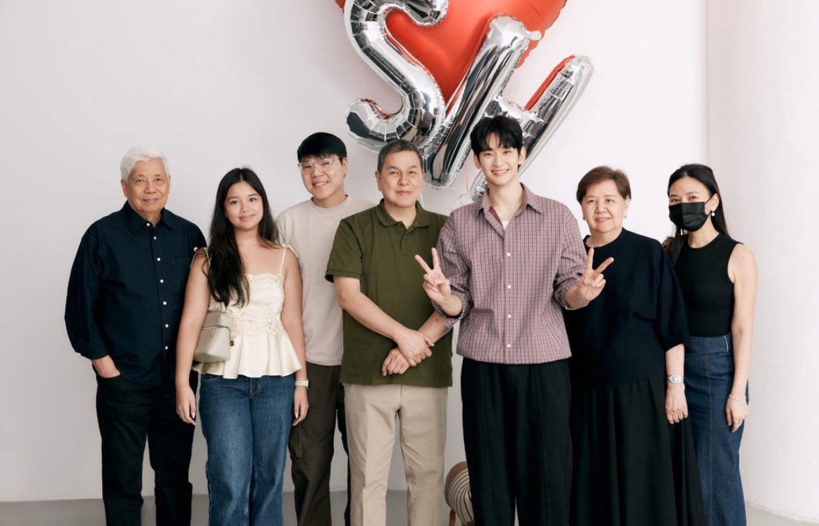 _UKA__mmm's tweet photo. 大好きなダブルピースも現在
ゆっくりでも良いので良きペースで活動していってほしい

#キムスヒョン　#김수현 
#KimSoohyun #BENCH https://t.co/L45ObPISkM