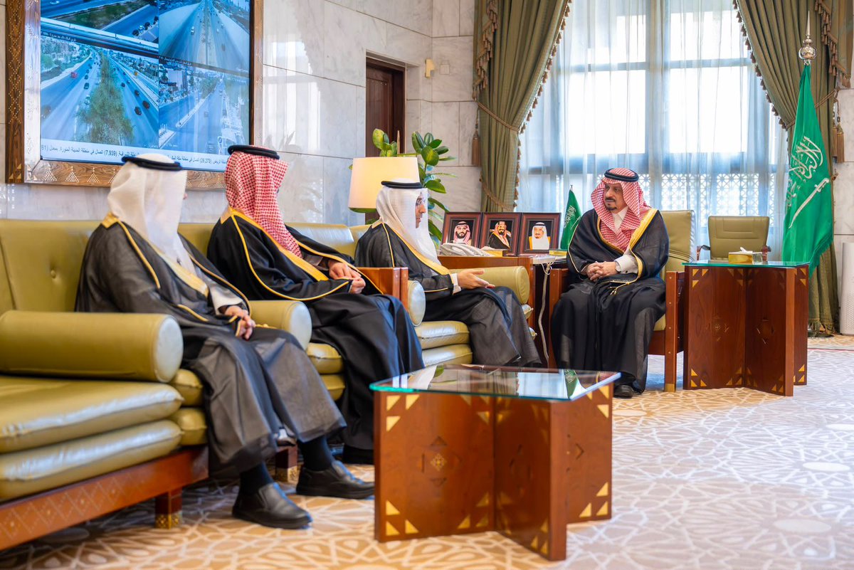 swa_gov's tweet photo. استقبل سمو أمير منطقة الرياض، معالي رئيس الهيئة، واطّلع سموّه على جهود الهيئة في تنظيم قطاع المياه وتطوير بيئته التنظيمية، وجهود الجهات التنفيذية في القطاع لرفع جودة الخدمات وتعزيز موثوقية الإمدادات المائية؛ بما يدعم استدامة الموارد، ويحفظ حقوق المستفيدين، ويسهم في تحقيق أهداف الاستراتيجية الوطنية للمياه.