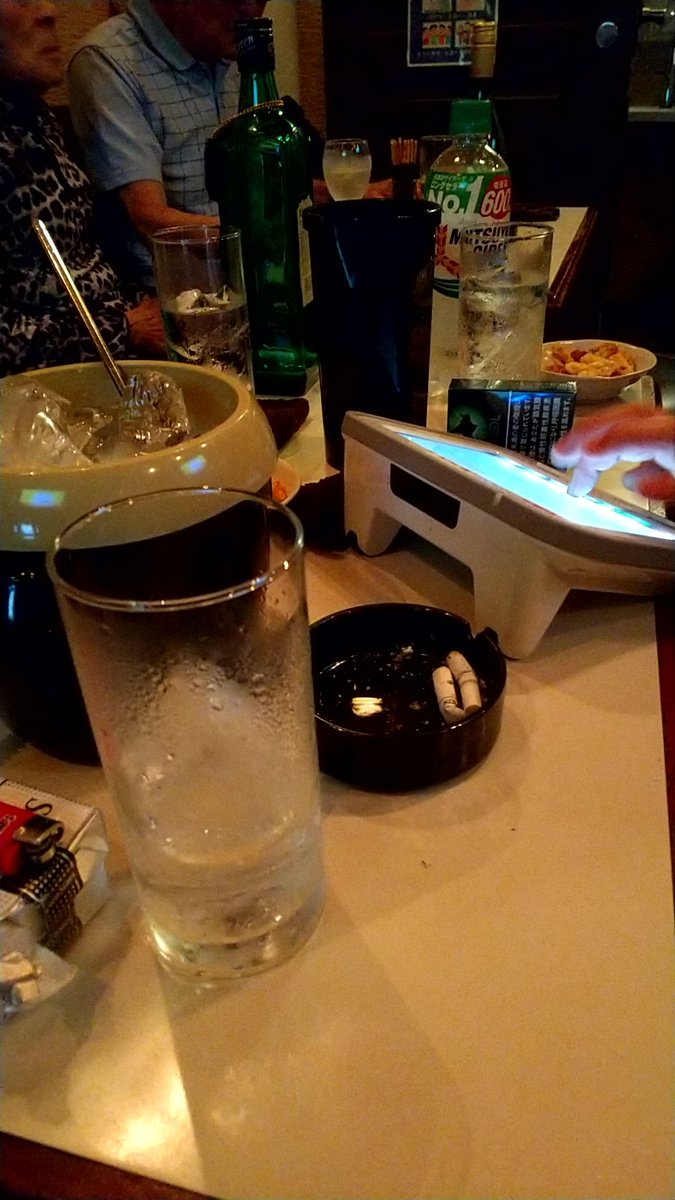 EnjoyTrick's tweet photo. 居酒屋に飲みにきて
隣のテーブルと意気投合して
スナックにさそわれ着いてきたw

なんだこれ…w https://t.co/GTJTIelMgW