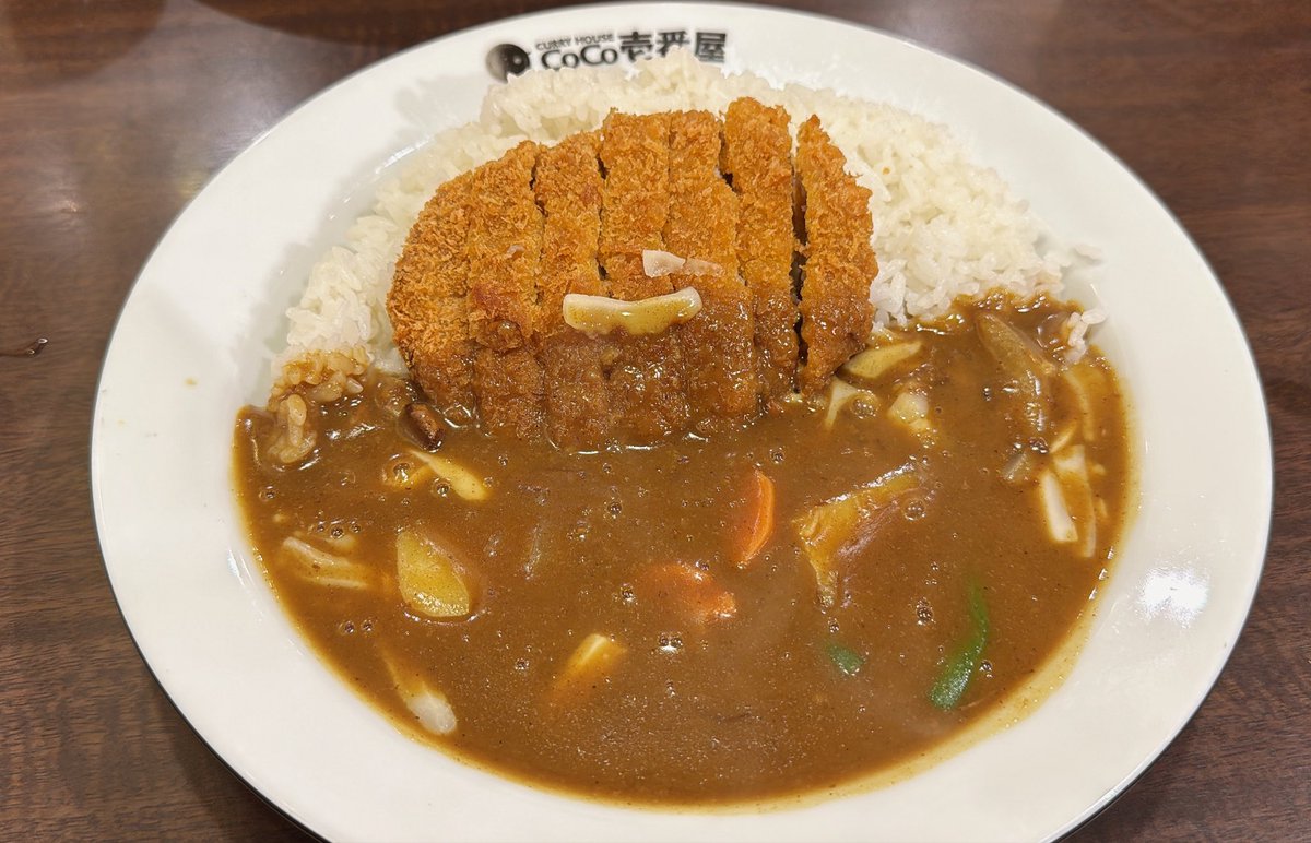 gu3_'s tweet photo. 23時過ぎのCoCo壱でカレー🍛🍛
メンチカツとチーズと野菜トッピング🥦🍆🍅🥒🥕🌽 https://t.co/8E9QV6CmB6