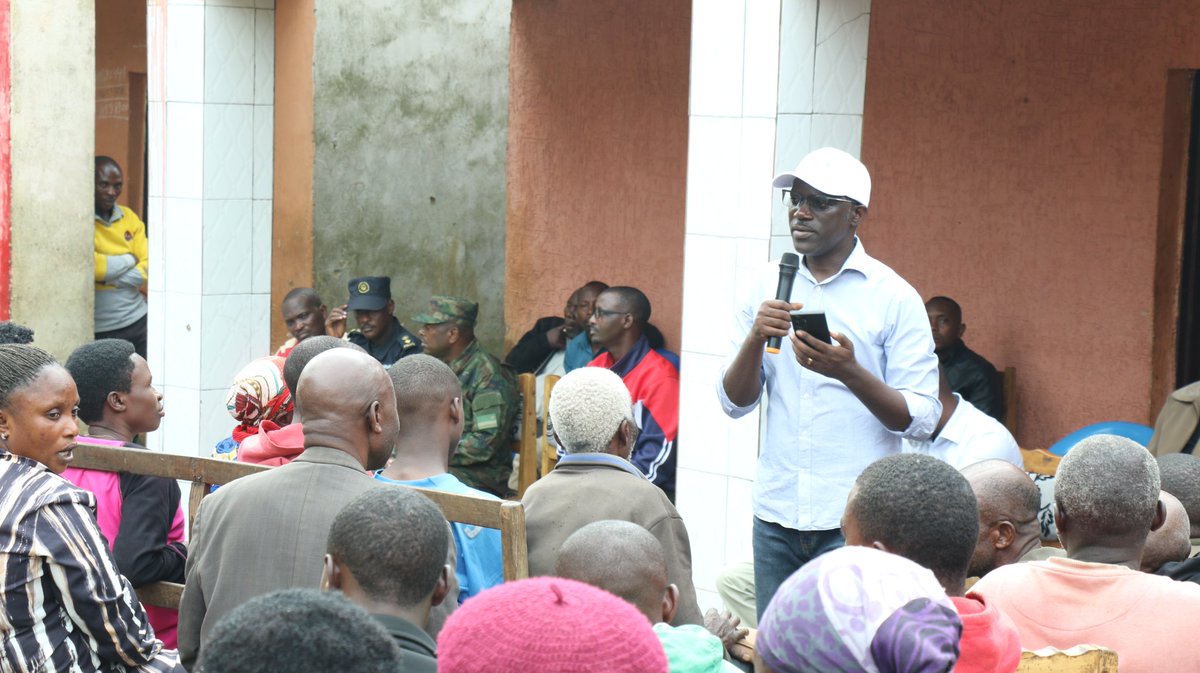 Nyamasheke's tweet photo. Nonaha: Meya @MupenziNarcisse ari kuganira n'abaturage ba #Ruharambuga/Ntendezi umudugudu wa #Muko. Ibiganiro biribanda ku gukumira amakimbirane mu muryango, kwirinda kunywa ibinyobwa bitujuje ubuziranenge, kutarya ibiribwa bihumanye n'inyama z'amatungo yipfushije,.. https://t.co/PztBPJHNoe