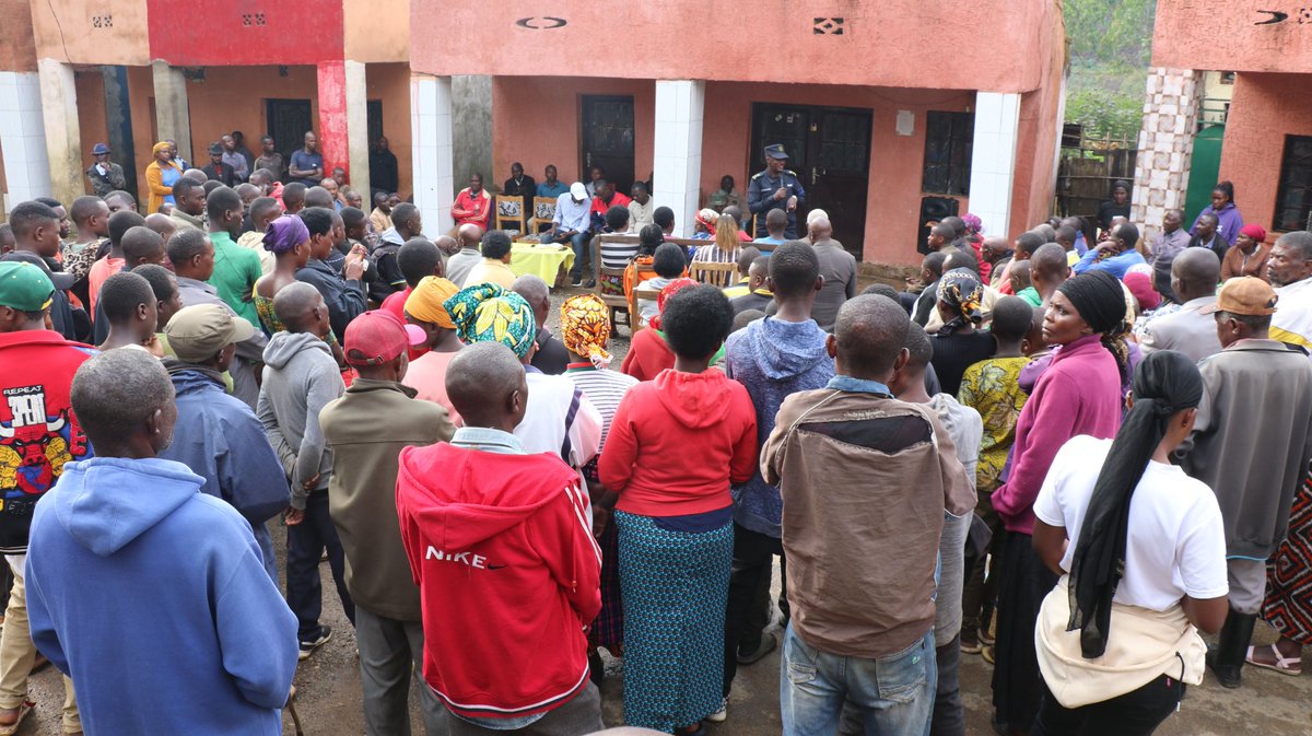 Nyamasheke's tweet photo. Nonaha: Meya @MupenziNarcisse ari kuganira n'abaturage ba #Ruharambuga/Ntendezi umudugudu wa #Muko. Ibiganiro biribanda ku gukumira amakimbirane mu muryango, kwirinda kunywa ibinyobwa bitujuje ubuziranenge, kutarya ibiribwa bihumanye n'inyama z'amatungo yipfushije,.. https://t.co/PztBPJHNoe