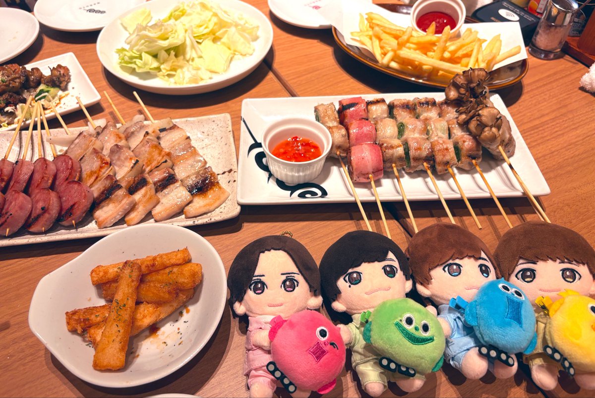 ___tks___2's tweet photo. もはやお決まりの打ち上げ場所🥬🍖 アクスタもぬいも集まるとかわいい〜〜〜 https://t.co/GeEohMHuyl