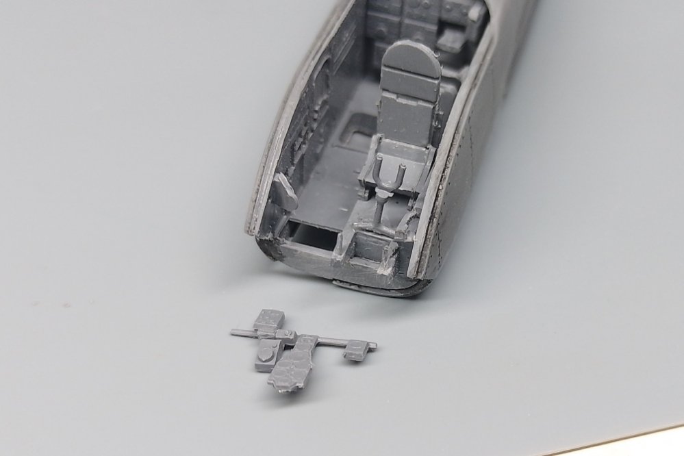 cccp_amodel's tweet photo. ミクロミル 1/72 Ju388
これから作る方の為に気になった所をメモ書きンゴ。
コクピット内は細かく再現されているンゴがサイズがどれもちょっとだけ大きいのでいろいろ干渉してそのままでは計器盤も取り付けられないンゴ。
座席パーツF30は形状の違うパーツ(F16と同じ形のパーツ)が入っているので背もたれなど加工が必要ンゴ。
背中の方向探知アンテナはハセガワJu188と比較してかなり大きい上にクリアーパーツだけしか用意されていないので中身を作る必要があるンゴ(塗装指示は機体色で塗りつぶし)。
スピナーは塞がった穴を空けてプロペラと組む必要があるンゴ。大きさも左右で違っているので削って揃えるンゴ。
#セーブザマナティー