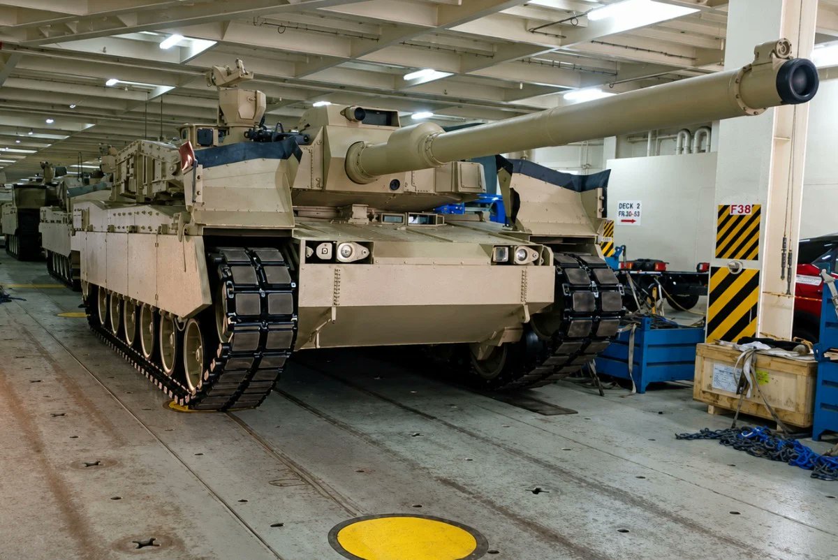 mason_8718's tweet photo. It is reported that three K2 MBTs and six K808 APCs have been spotted in Peru. They were reportedly sent at the request of the Peruvian government and will be mobilized for an upcoming military parade. A final implementation contract for the K2 and K808 is expected to be signed soon, with the volume amounting to 3 trillion Korean won, comprising 53 K2s and 141 K808s.
Meanwhile, HD Hyundai Heavy Industries is also reportedly preparing to construct AAW frigates, support ships, submarines, and other vessels locally in collaboration with the SIMA shipyard in Peru.
Well, if I had enlisted in the military a few years late, I might have had the chance to ride the K808 APC.
