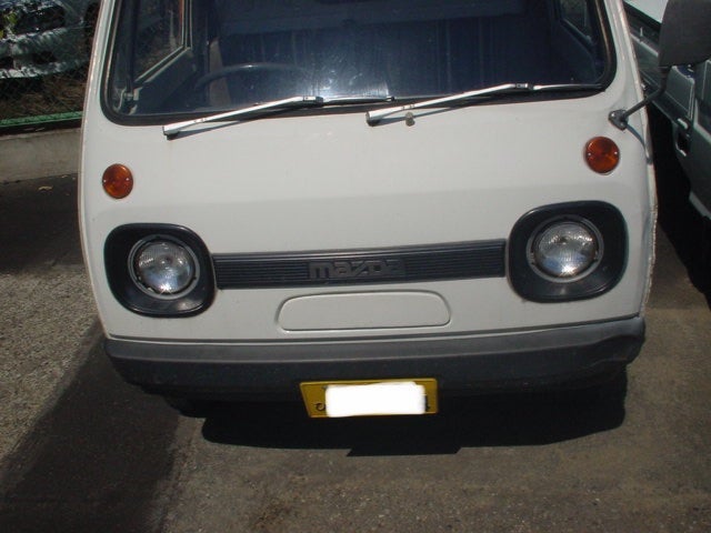 teammho's tweet photo. 古い車は時々、

「その発想はなかった」

という装備に出会わせてくれます。

今日見たのはマツダ・ポーターという昔の軽トラック。

今の車なら内気・外気の切り替えはレバーやスイッチで行いますよね。

ところがポーターは違う。

フロントパネルに付いている小さなフタを……

パカッ。

すると走行風がそのまま室内へ。

まさかの「ダイレクト吸気システム」です。

モーターなし。

ワイヤーなし。

電子制御なし。

風を入れたい？

じゃあ穴を開けよう。

そんな時代の設計思想を感じます（笑）

今の車は快適で高性能ですが、こういうシンプルで遊び心のある仕組みを見ると、古い車ならではの魅力を感じます。

ポーター、見た目も仕組みも最高にかわいい軽トラでした。

マツダが軽トラ作ってたんですよ？