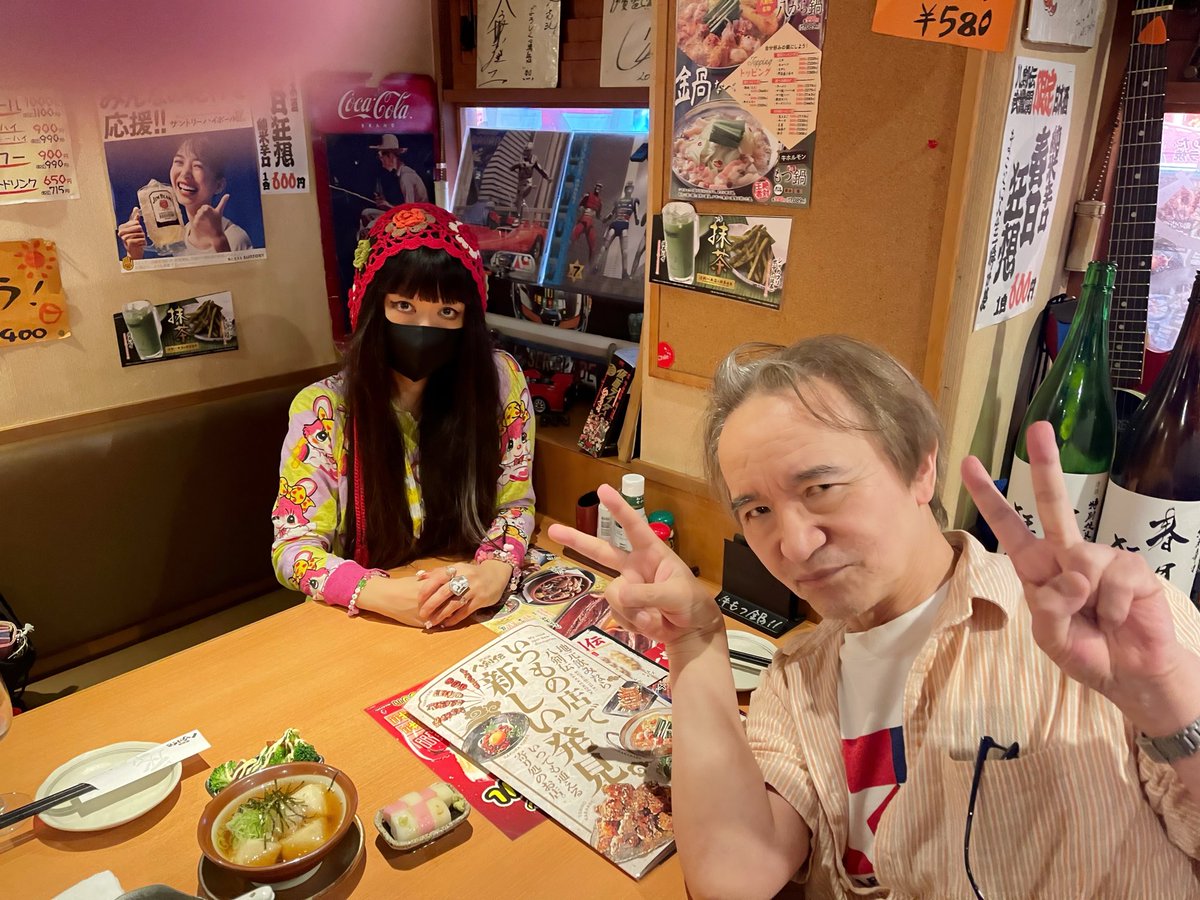 takakishida1228's tweet photo. 知人がオーナーをしている武蔵関の八剣伝へ、すがやみつる先生と待ち合わせをして行って来ました！

オーナー拘りの大葉健二さんコーナーで、お酒を飲ませて頂きました🍷
美味しかったです♪
有難う御座いました✨

#すがやみつる 先生
#菅谷充 先生
#ゲームセンターあらし
#コロコロコミック
#八剣伝 https://t.co/okfJi4XmKh