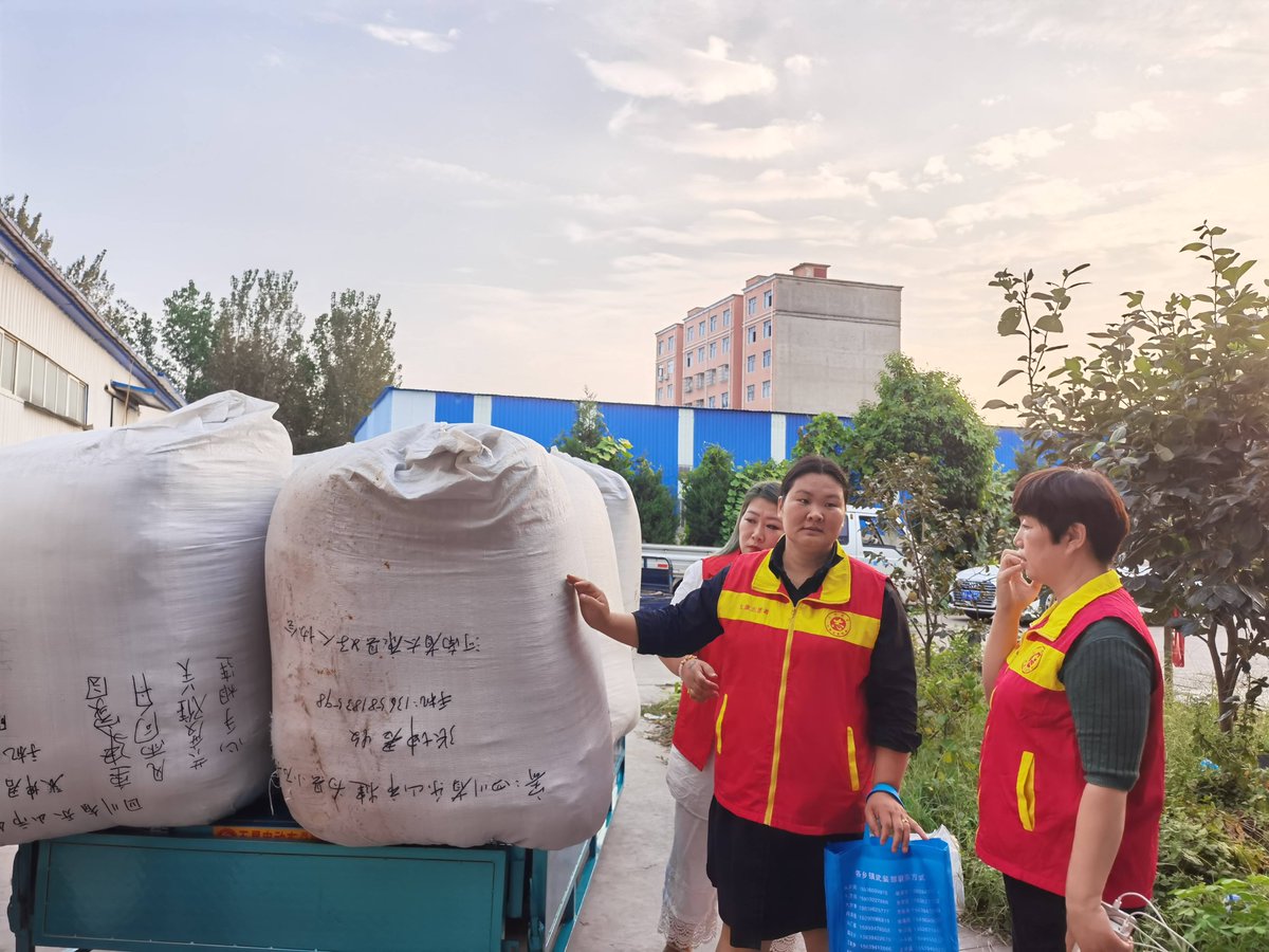 bibaboo__SVT's tweet photo. Spent this Saturday afternoon helping sort donations for the local community food bank. Every can counts, and seeing the smiles on families' faces when they pick up supplies makes every minute worth it!  #VolunteerWork #CommunityCare https://t.co/pr26UkaVNS