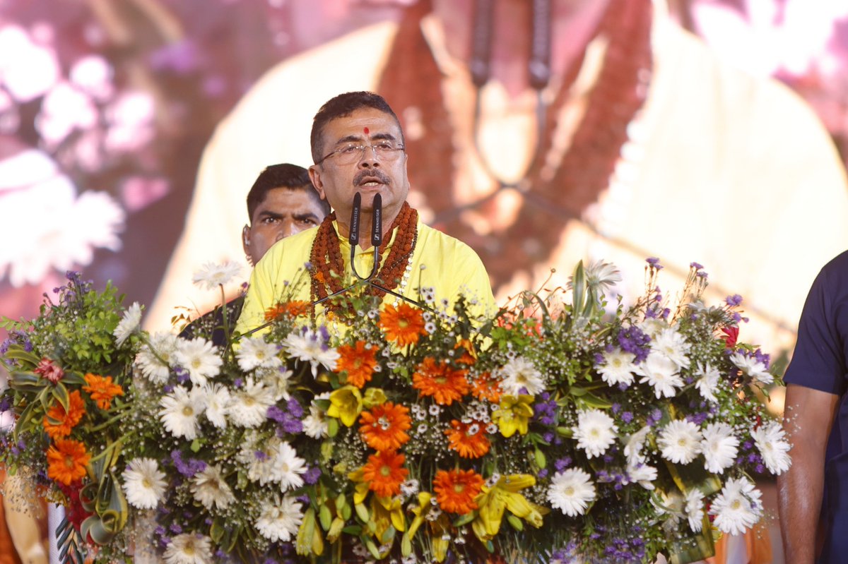 BimanGhoshBJP's tweet photo. 🔱 পবিত্র শ্রাবণী মেলার শুভ উদ্বোধন 🔱

পবিত্র শ্রাবণী মেলার শুভ উদ্বোধনের এই ঐতিহাসিক মুহূর্তে তারকেশ্বরের পুণ্যভূমিতে উপস্থিত থাকতে পেরে নিজেকে ধন্য ও গর্বিত মনে করছি।

উদ্বোধনী অনুষ্ঠানে উপস্থিত ছিলেন পশ্চিমবঙ্গের মাননীয় মুখ্যমন্ত্রী শ্রী শুভেন্দু অধিকারী মহাশয়। তাঁর উপস্থিতিতে এই পবিত্র আয়োজন আরও গৌরবময় ও তাৎপর্যপূর্ণ হয়ে ওঠে।

লক্ষ লক্ষ ভক্তের নিরাপত্তা, সুষ্ঠু ব্যবস্থাপনা এবং নির্বিঘ্ন তীর্থযাত্রা নিশ্চিত করতে সরকার সর্বাত্মক উদ্যোগ গ্রহণ করেছে। সকলের সহযোগিতায় এবারের শ্রাবণী মেলাও শান্তিপূর্ণ, সুশৃঙ্খল ও সফলভাবে সম্পন্ন হবে—এই বিশ্বাস রাখি।

মহাদেবের চরণে প্রার্থনা, সকল ভক্তের জীবন সুখ, শান্তি, সুস্বাস্থ্য ও সমৃদ্ধিতে পরিপূর্ণ হয়ে উঠুক।

🔱 হর হর মহাদেব 🔱
🙏🕉️

#শ্রাবণীমেলা #তারকেশ্বর #হরহরমহাদেব #মহাদেব #শিবভক্ত