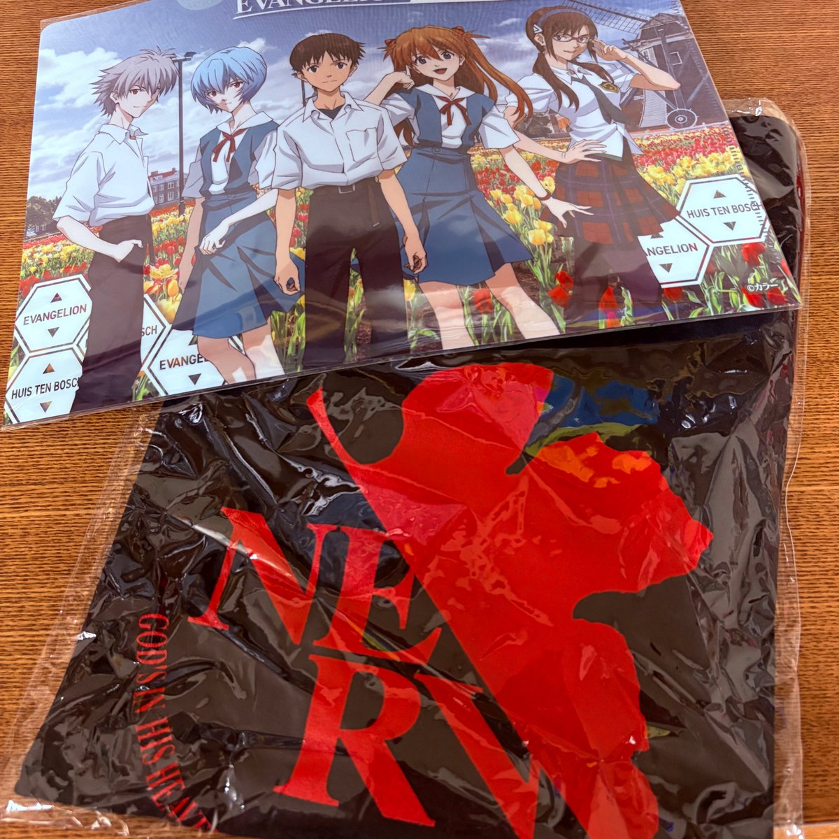 toshi2005mk2i's tweet photo. コラボ開始当初は売り切れてたNERV佐世保支部Tシャツ購入

っと、なんかグッズ増えてる
コラボドリンクのコースター柄ステッカーやアクキー売ってるならドリンク飲んでランダムに賭けなくても・・・とかヲタクの風上にも置けないようなことを言う
#ハウステンボス × #エヴァンゲリオン https://t.co/yIIxU6Up3r